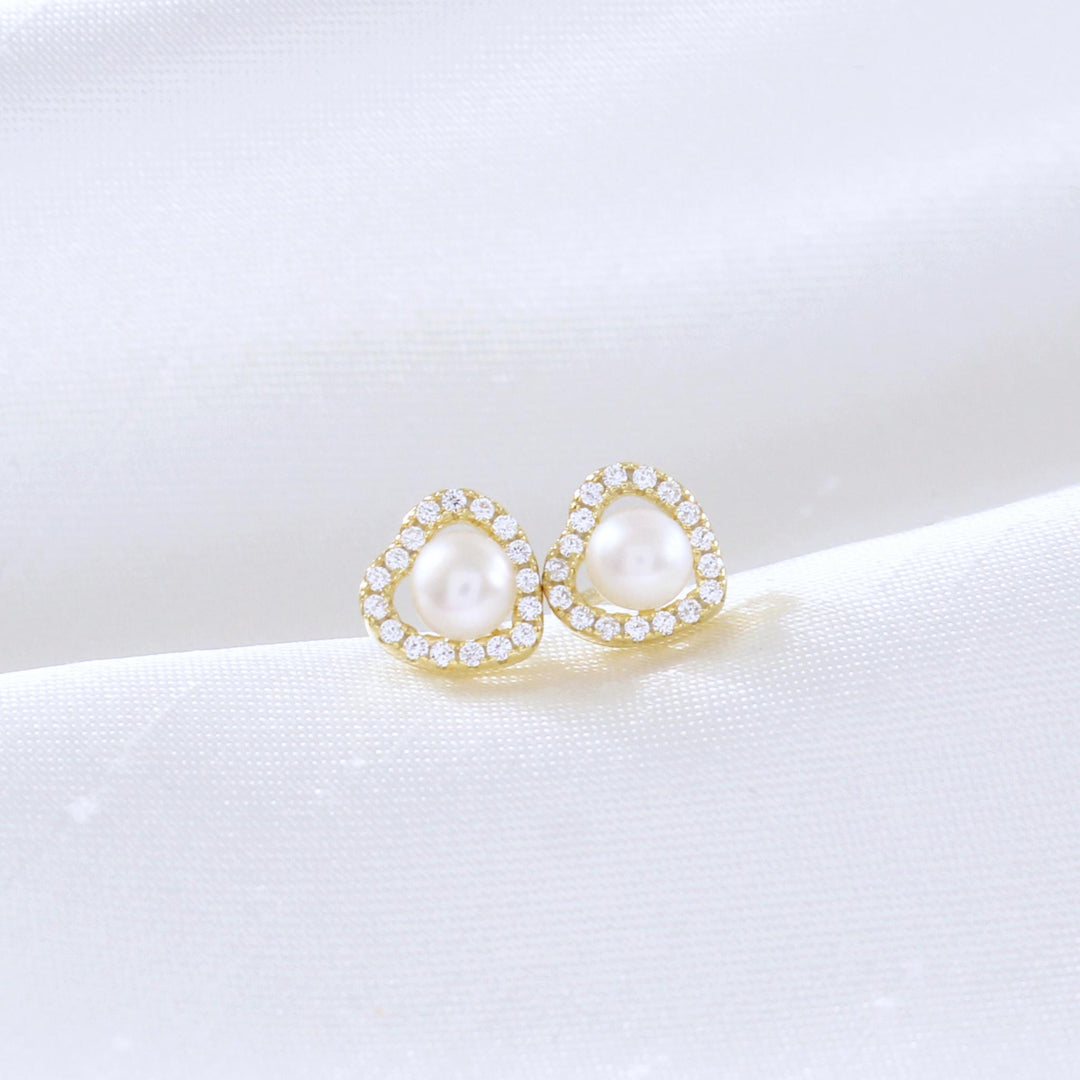 Donna Mini Pearl Heart Stud Earrings