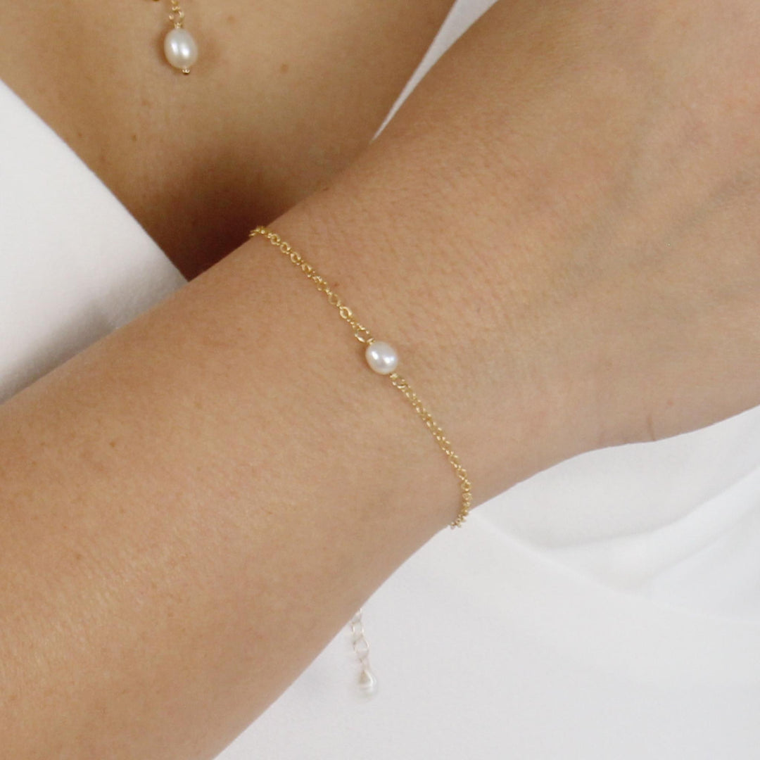 Cassie Single Pearl Bracelet featuring a single freshwater pearl 