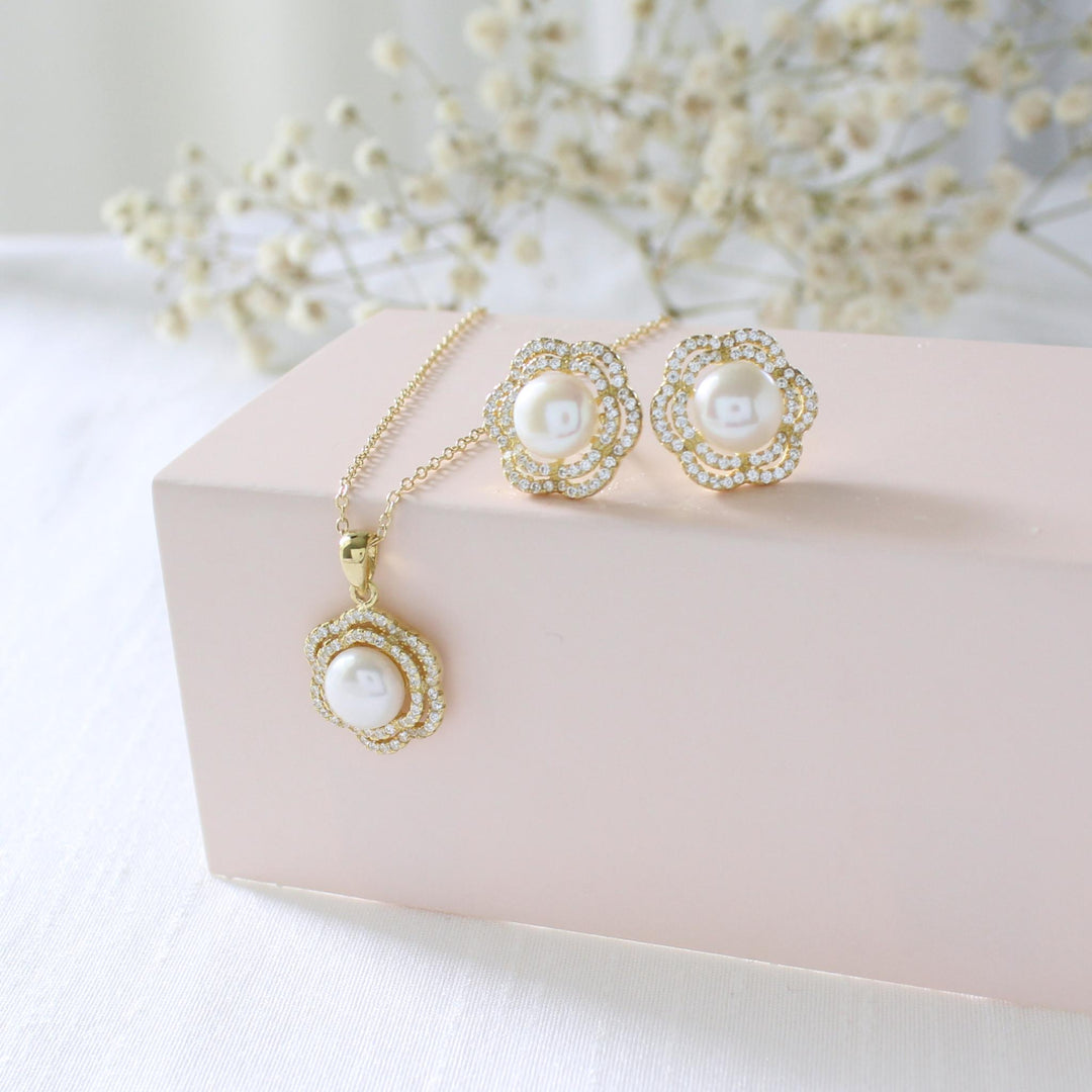 Lia - Floral Halo Pearl Jewelry Set | Gold