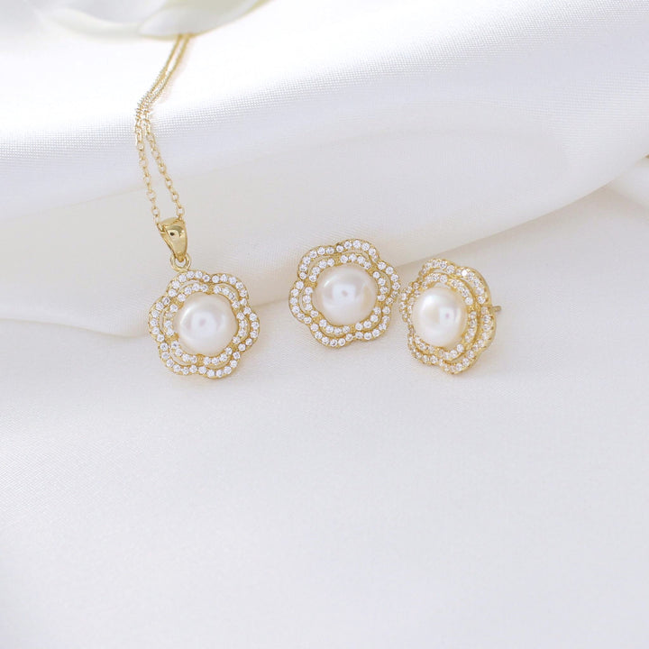 Lia - Floral Halo Pearl Jewelry Set | Gold